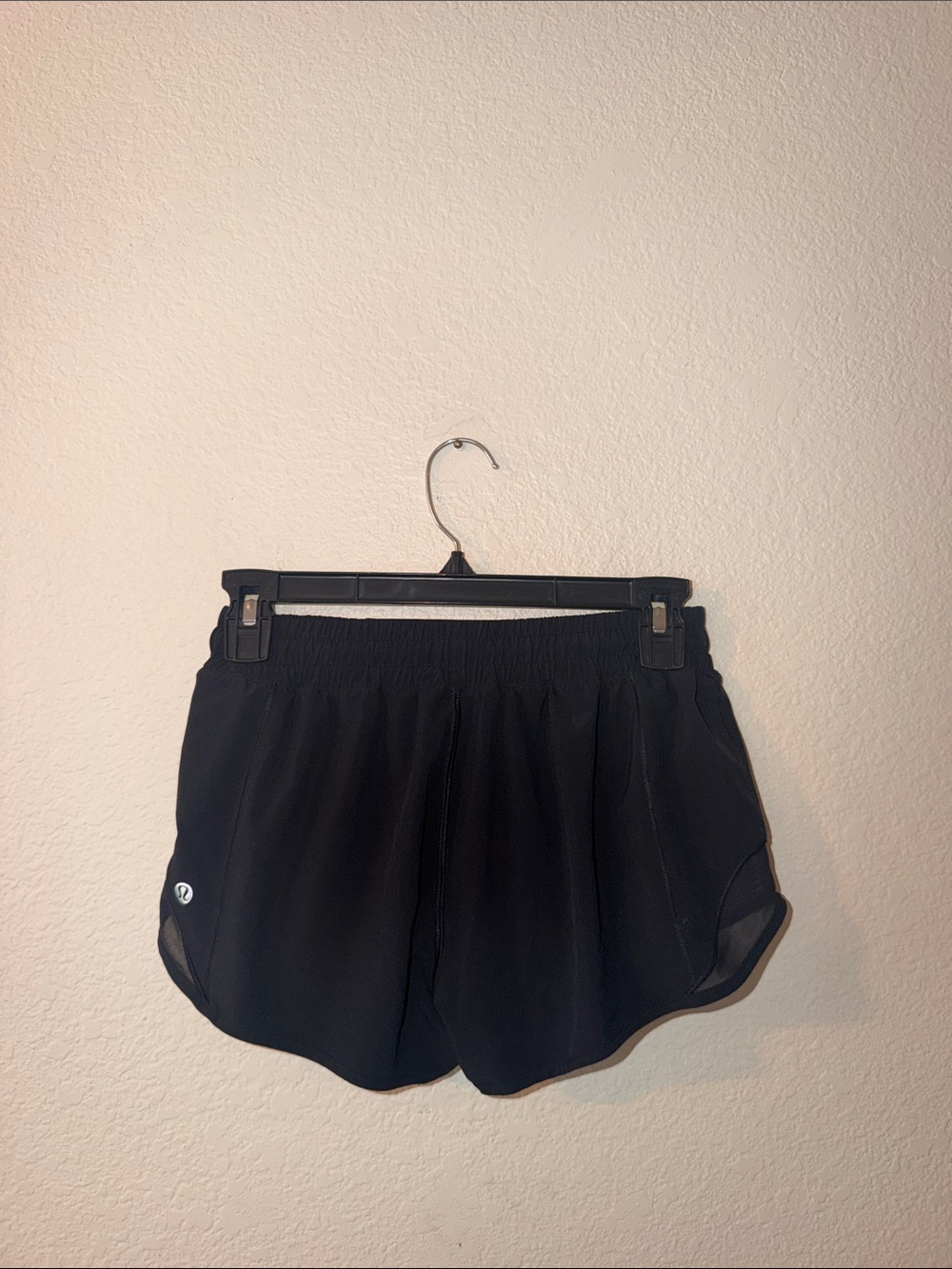 Lululemon Hotty Hot Low-Rise Lined Short 2.5" - Picture 2 of 3